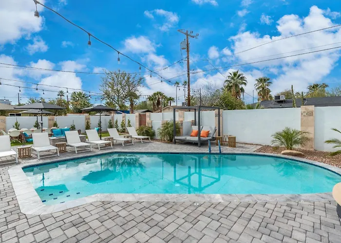 Closest Walk To Old Town, Entertainment District Holiday home *