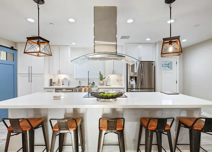 Closest Walk To Old Town, Entertainment District Holiday home *