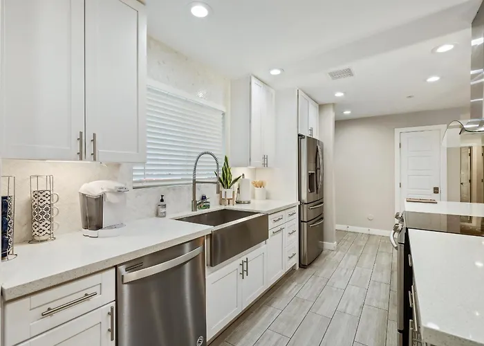 Closest Walk To Old Town, Entertainment District Holiday home