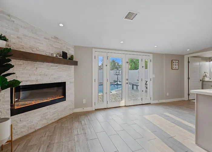 Closest Walk To Old Town, Entertainment District Holiday home