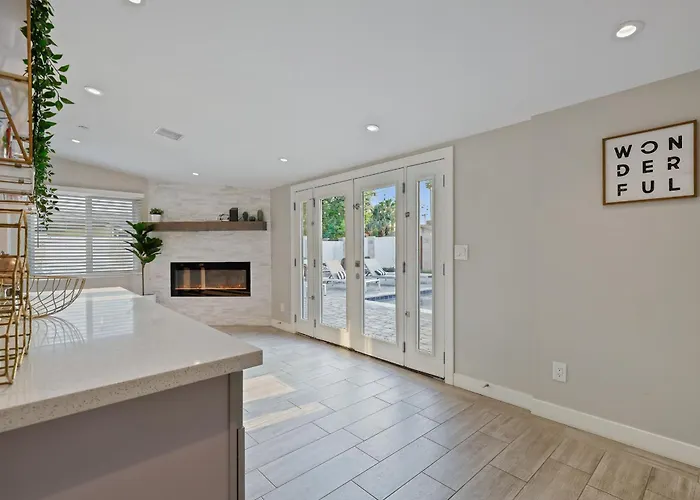 Closest Walk To Old Town, Entertainment District Holiday home