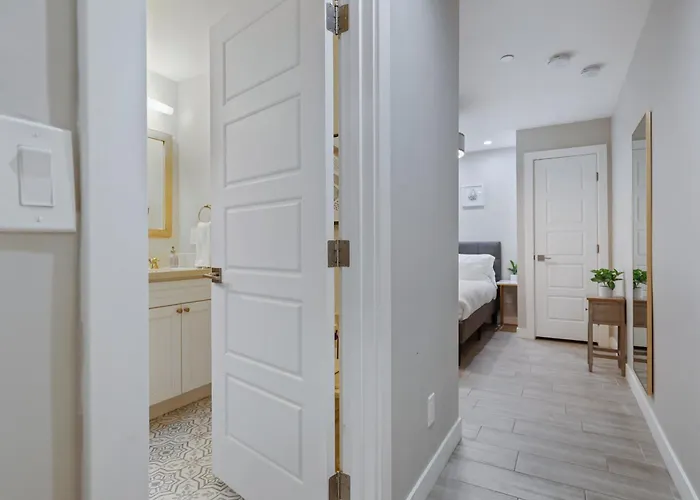 Closest Walk To Old Town, Entertainment District Holiday home