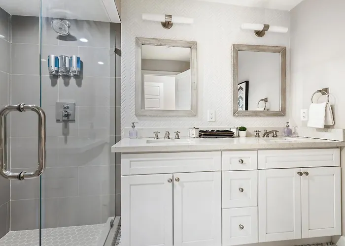 Closest Walk To Old Town, Entertainment District Holiday home
