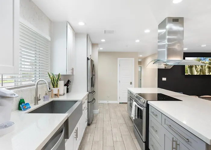 Closest Walk To Old Town, Entertainment District Holiday home
