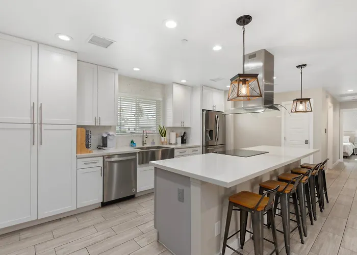 Closest Walk To Old Town, Entertainment District Holiday home *