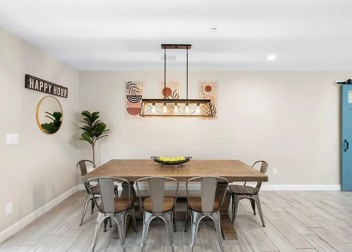 Closest Walk To Old Town, Entertainment District Holiday home